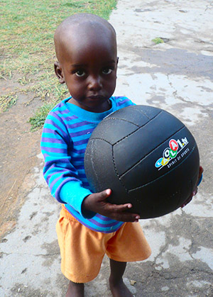 Kind will Ball spielen will Ball spielen