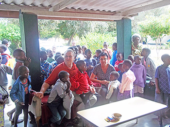 Christa und Paul Fennes inmitten vieler Kinder